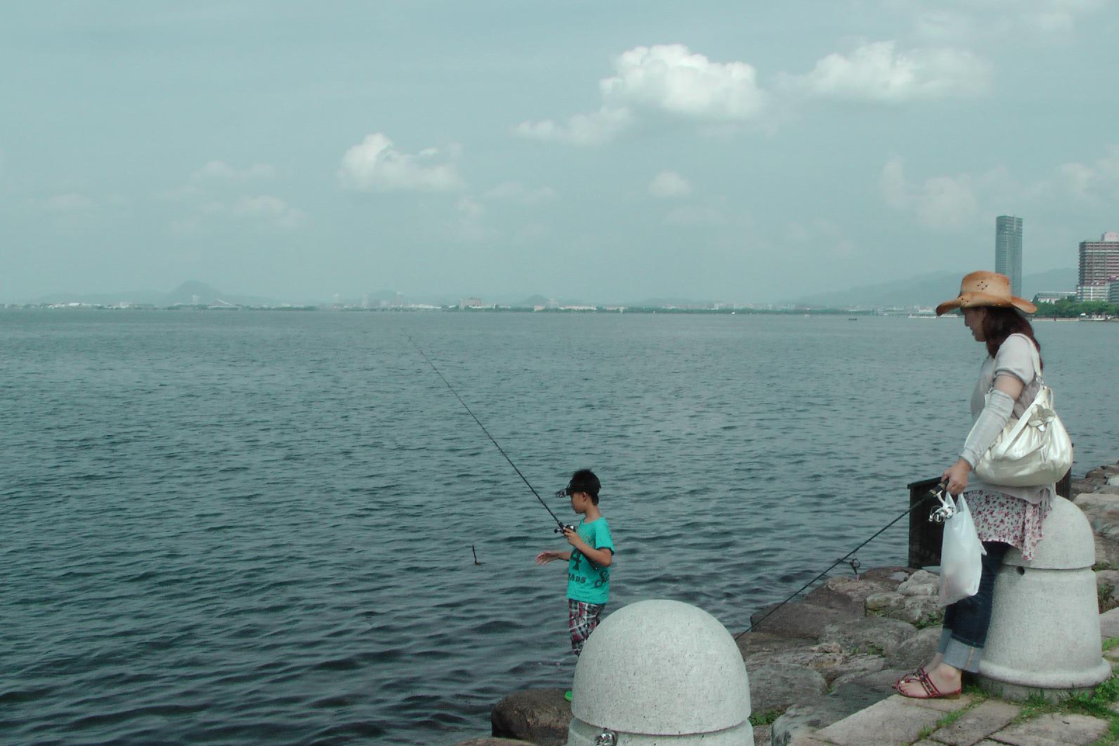 With a span of 3 - 4 km (1.8 m - 2.4m) the south end is quite narrow compared to the rest of the lake. But still it's almost impossible to take a photo showing the other side because it's so hazy.