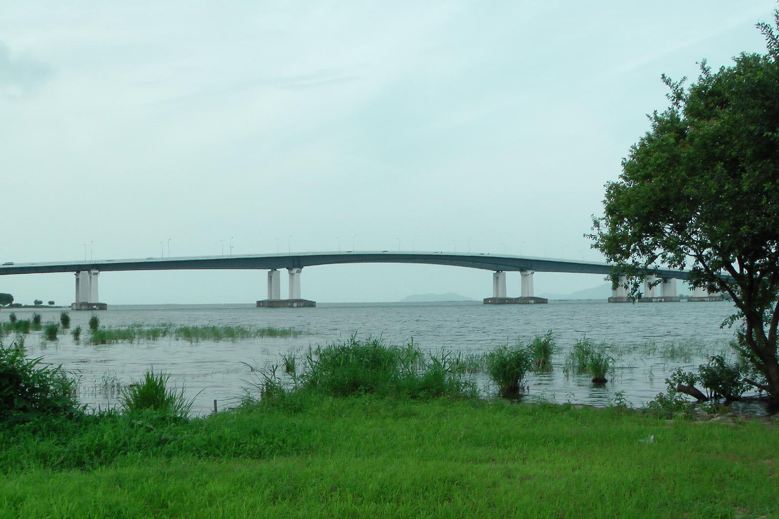 A bridge connects west and east side before the north part of the lake spreads out to a width of more than 20 km (12,4 miles)