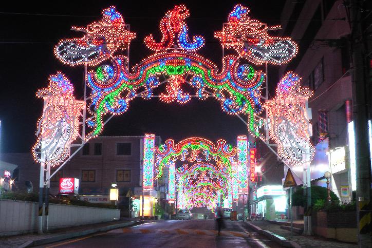 Suanbo at night on Buddha's birthday (they start the celebrations already one week ahead!)