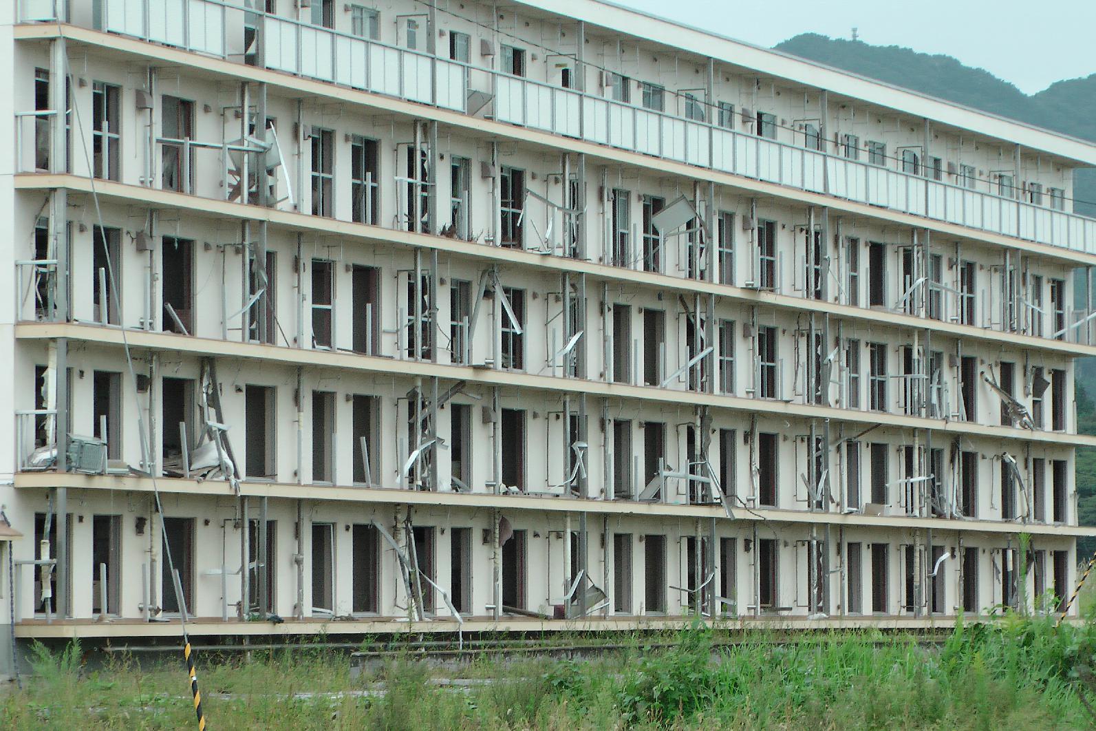 ... the ground floor lies a bit elevated still the wave reached the 3rd (in Japan 4th) floor. Even some screens of the 4th floor are gone.