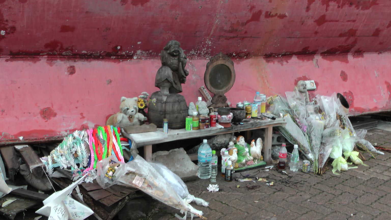 offerings in front of the Ship