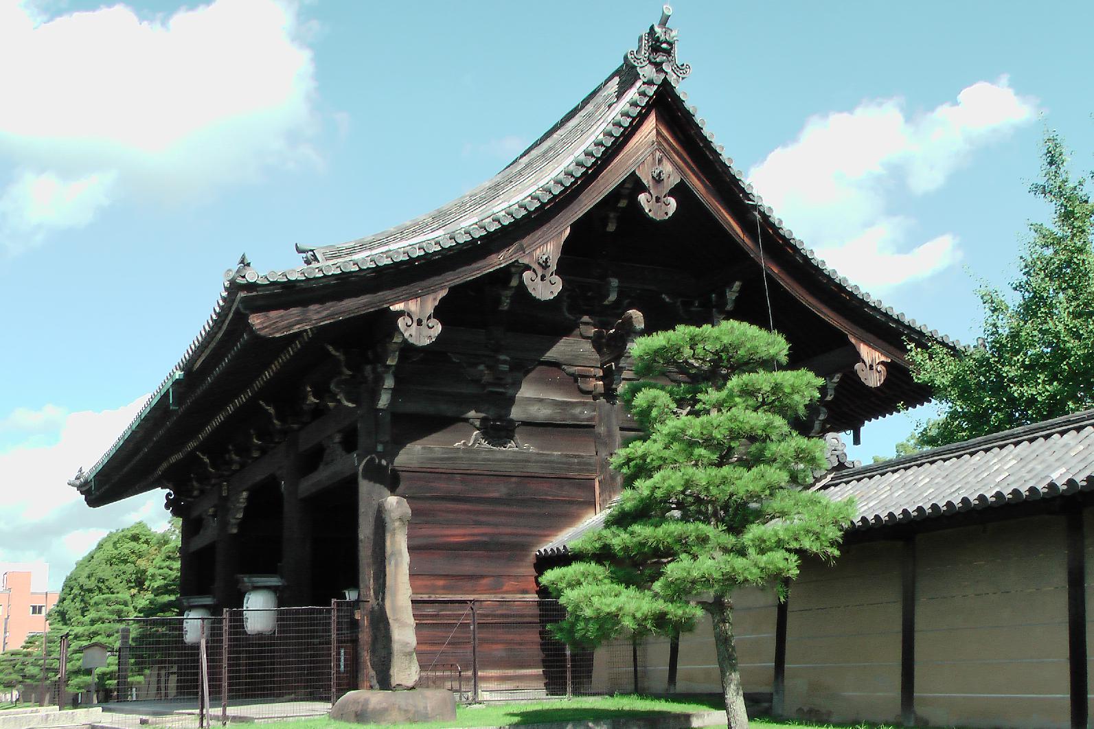 Entrance to the Kyō-ō Gokoku-ji Temple