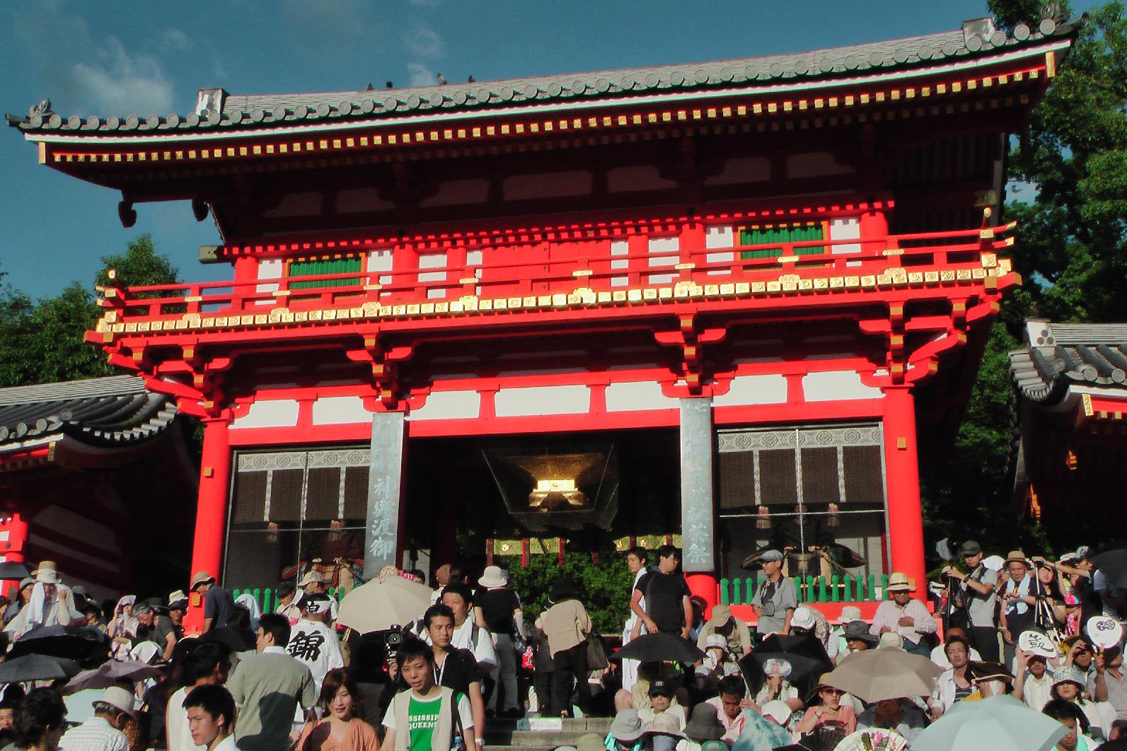 Entrance to the Yasaka Shrine