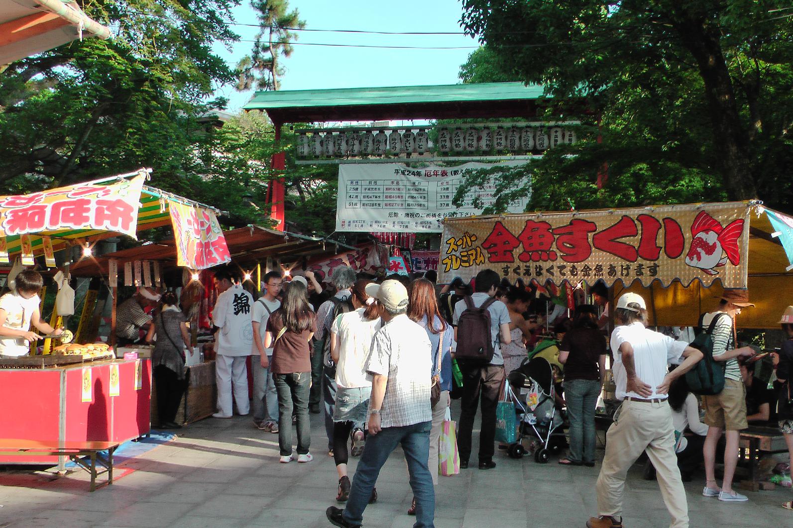 Souvenier and food booths in the Yasaka Shrine temple complex