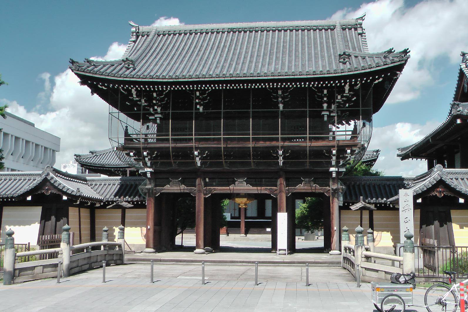 Entrance to the Nishi Hongan-ji Temple