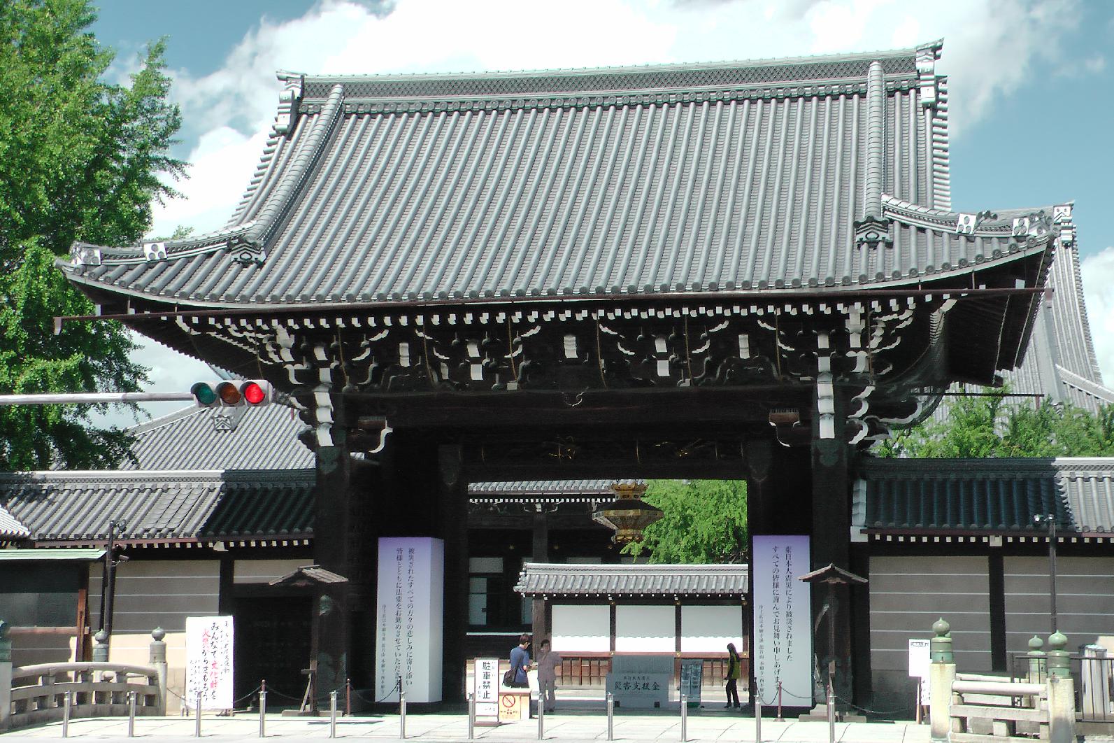 Another entrance to the Nishi Hongan-ji Temple