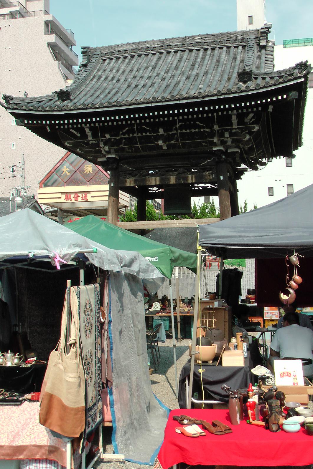 Market in front of the belfry of the Ōsu Kannon 