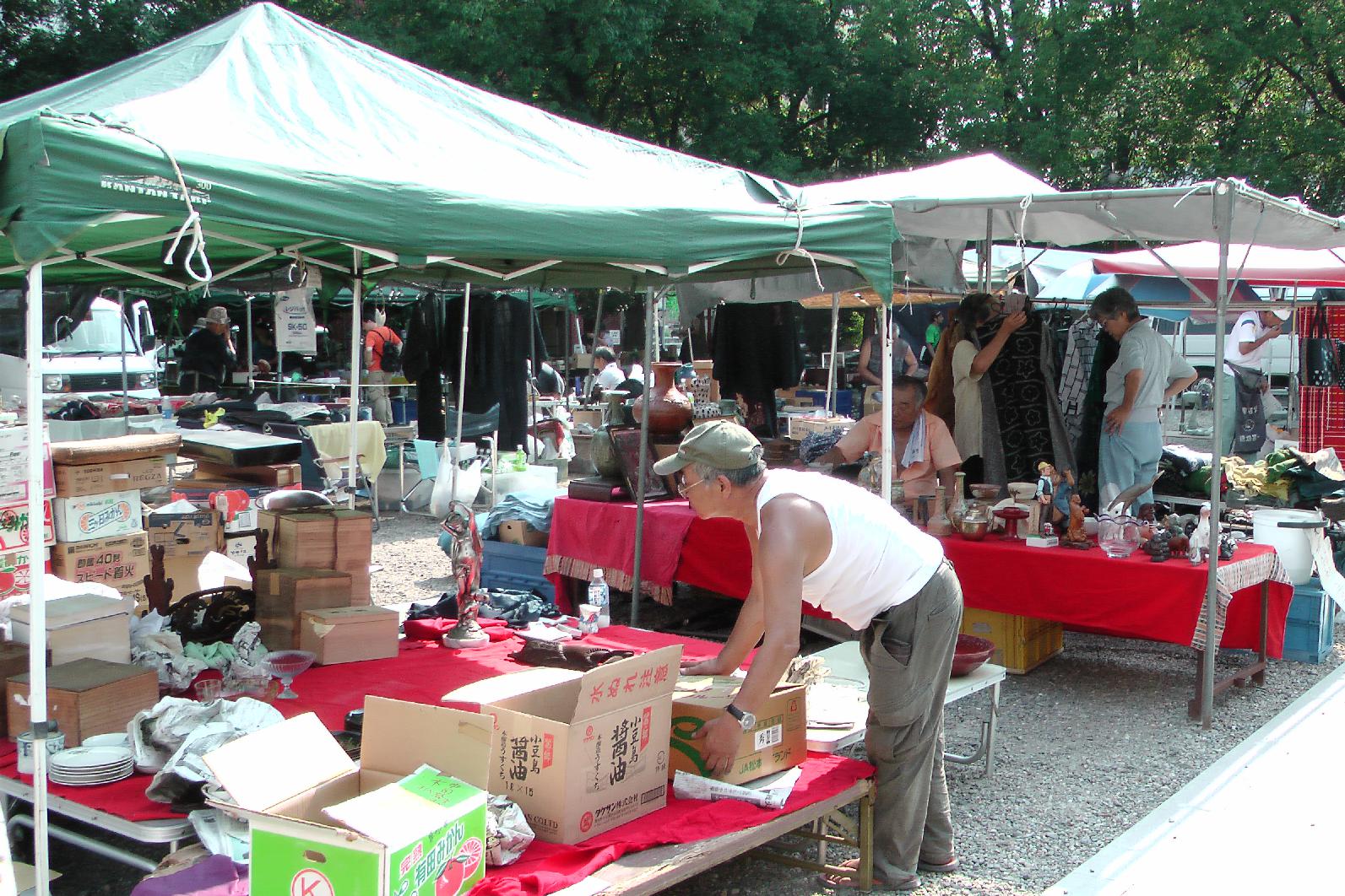 Market in front of the of the Ōsu Kannon 