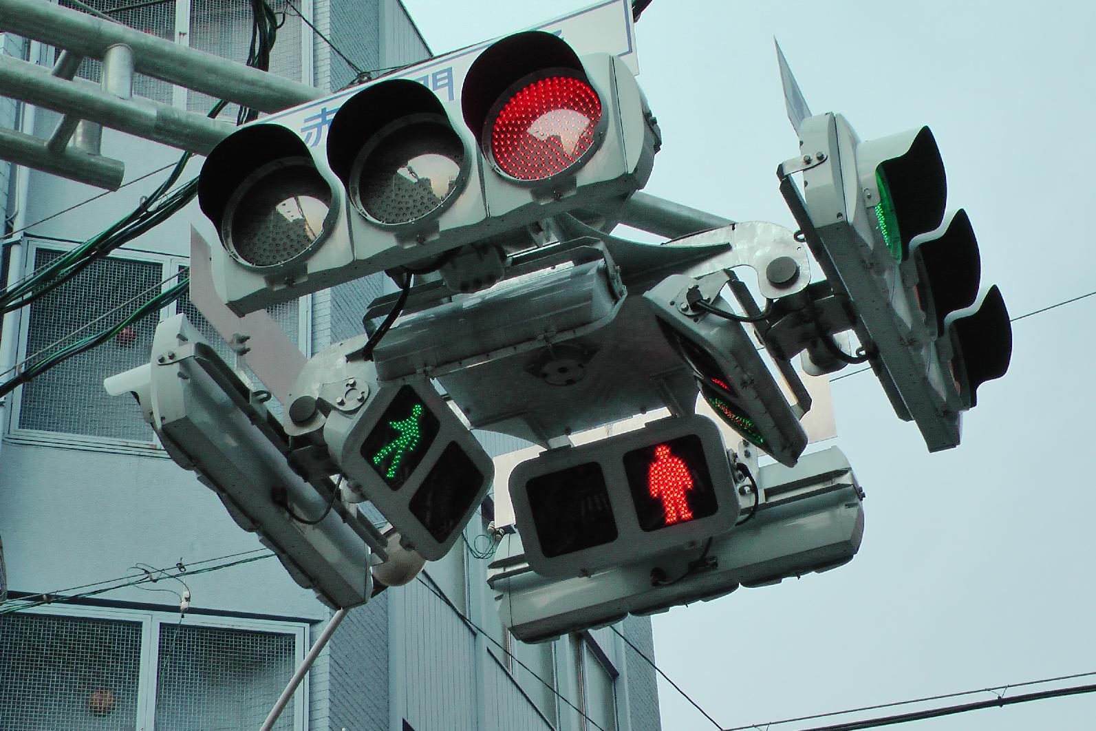 the most futuristic traffic light I've seen so far in Japan