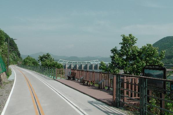 It is like a dream come true to road bike cyclists. The whole road from Seoul to Chungju provides best asphalt or concrete roads!