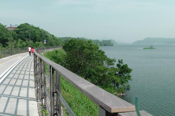 bicycle lane and reservoir