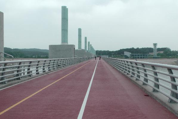 Dam with road for cyclists only!