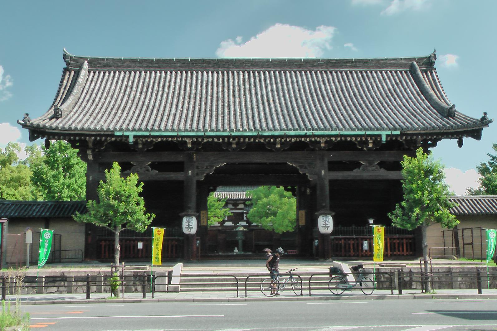 Entrance to the Kyō-ō Gokoku-ji Temple