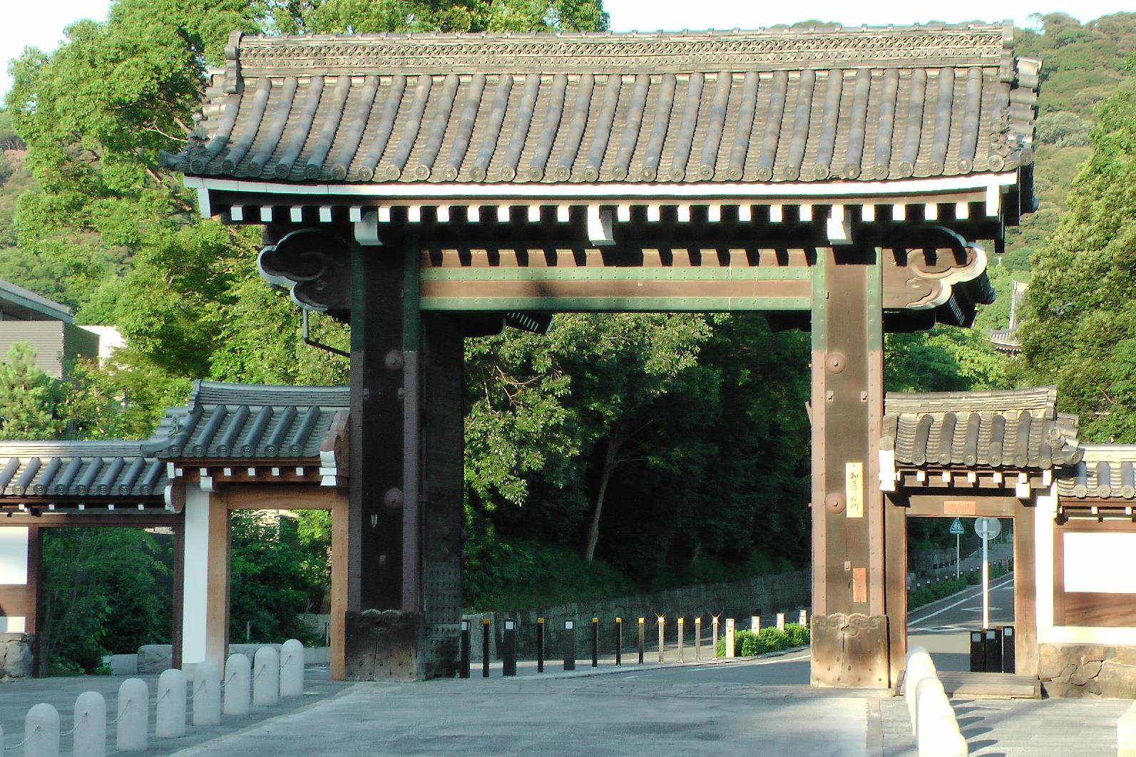 Another entrance gate to the Yasaka Shrine temple complex