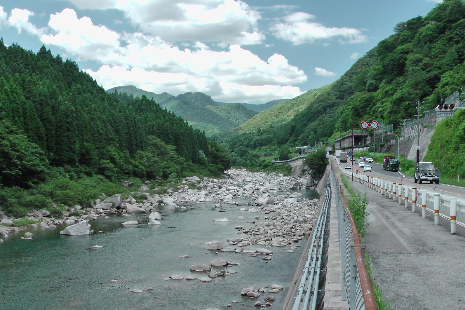 The incline alongside the Kiso river is pretty low.