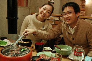 Seiko und ihr Freund im Yaki Niku grill restaurant